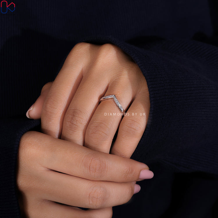 Minimalist wedding band for understated elegance and everyday wear.
