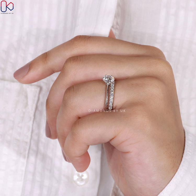 6 claw prong round cut diamond for a secure and stylish look.
