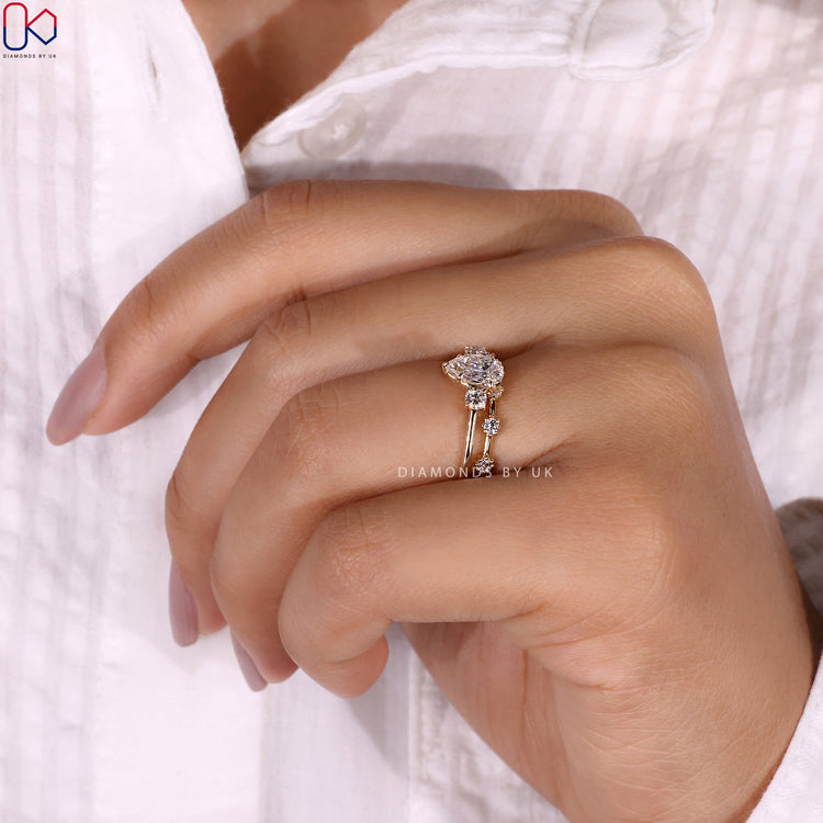 3 claw prong setting enhances the brilliance of the engagement ring.
