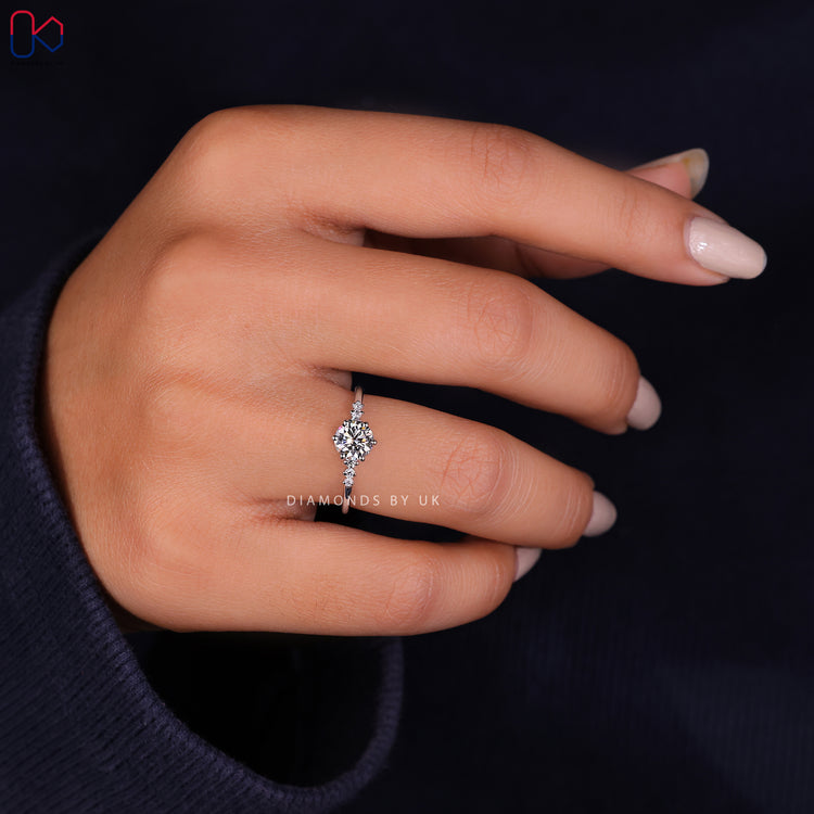 Engagement ring UK with a round cut diamond ring set in white gold diamond ring.
