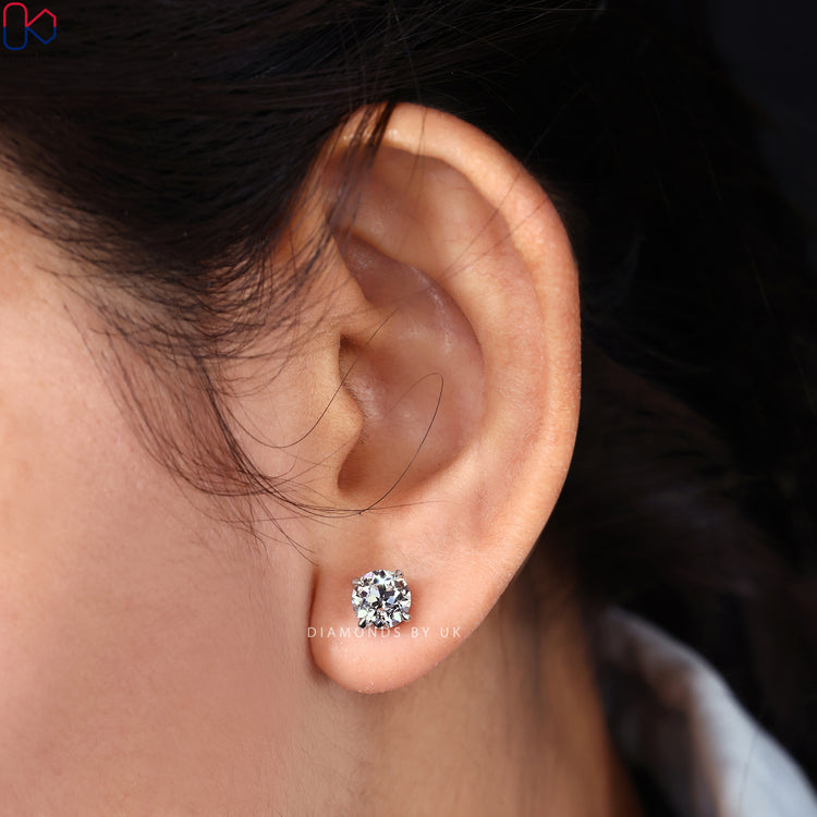 Round diamond stud earrings crafted for a brilliant shine.
