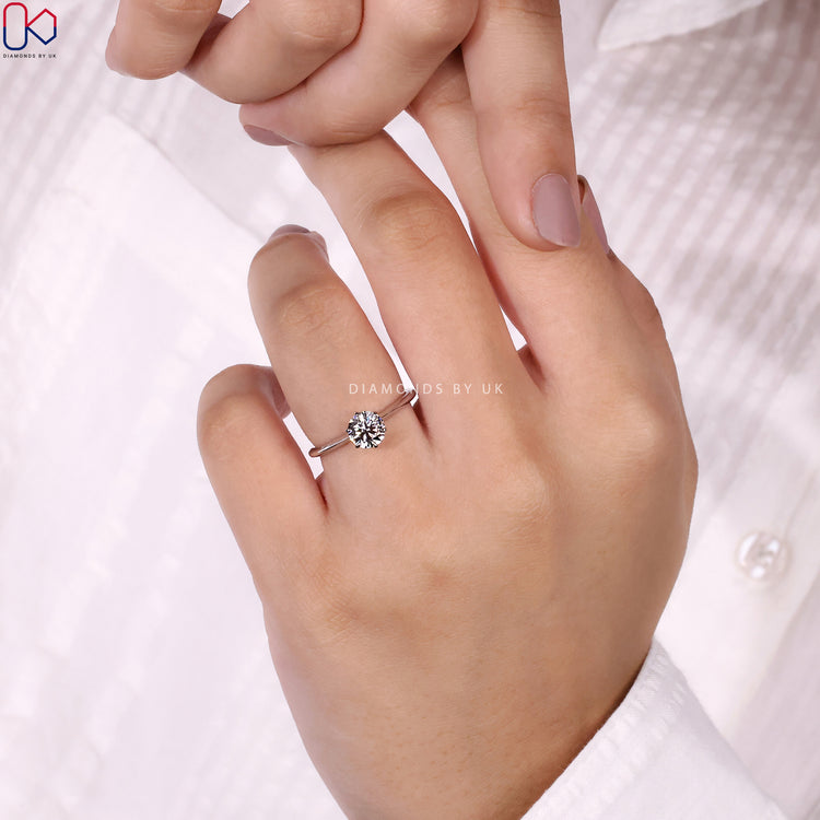 Knife edge ring with a polished white gold finish.
