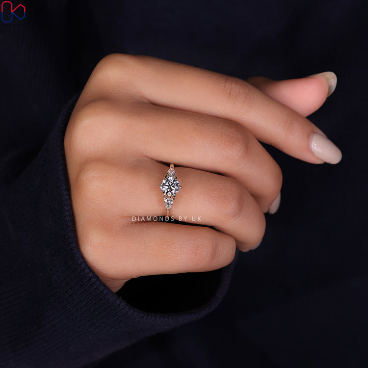 6 prong claw setting holds the round diamond ring securely in a yellow gold ring.
