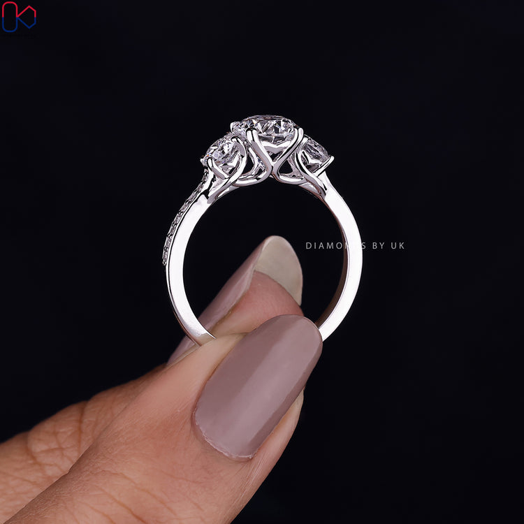 Unique Diamondsbyuk ring with round diamonds set in white gold.