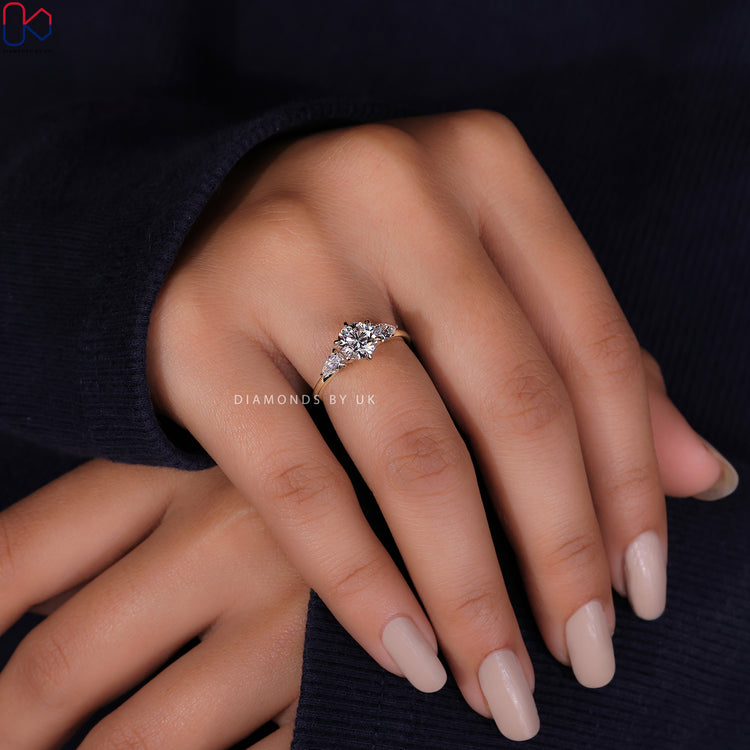 Stunning engagement ring UK featuring Lab Grown Diamond and yellow gold ring.

