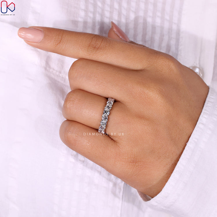 Buy wedding band with stunning craftsmanship.
