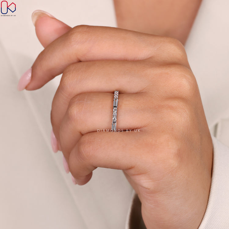 Prong set diamond band with alternating cuts.
