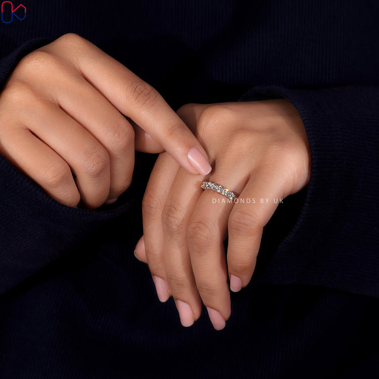 IGI certified wedding band ensures quality and ethical sourcing for your jewellery.

