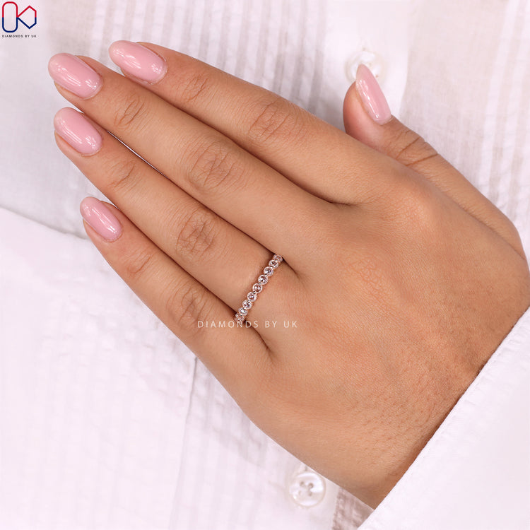 Diamondsbyuk band with a stunning rose gold setting and sparkling diamonds.
