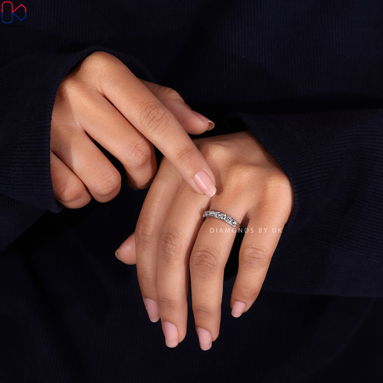 A shared prong band designed to enhance the brilliance of each diamond.
