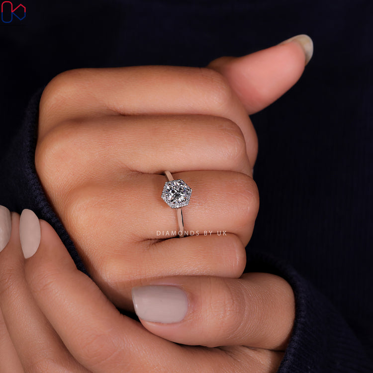 Prong setting ring with a sparkling round cut diamond at the centre.
