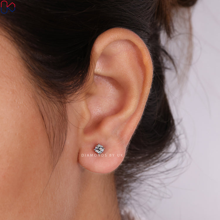 Stunning round diamond earrings that add a touch of luxury.
