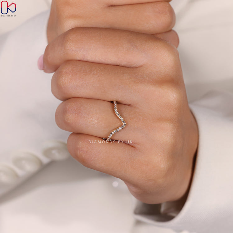 Chevron wedding band with a modern and stylish look.
