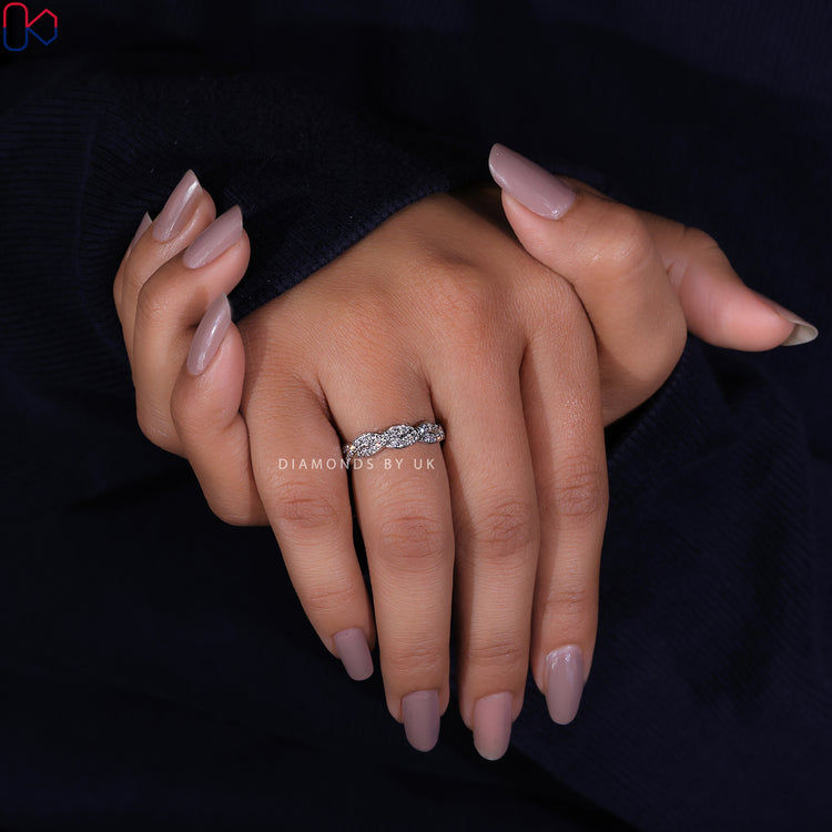 IGI certified diamond band offering authenticity and exceptional quality.

