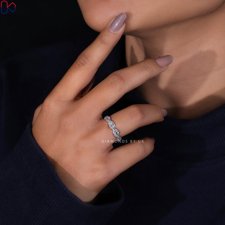 Diamondsbyuk band combining modern design with premium materials.
