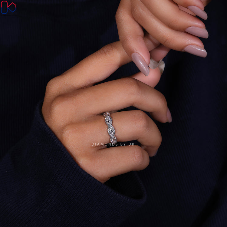 Twisted wedding band in white gold for a contemporary and stylish look.
