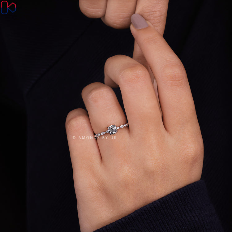 4 prong claw setting holding a round cut diamond ring in a white gold engagement ring.
