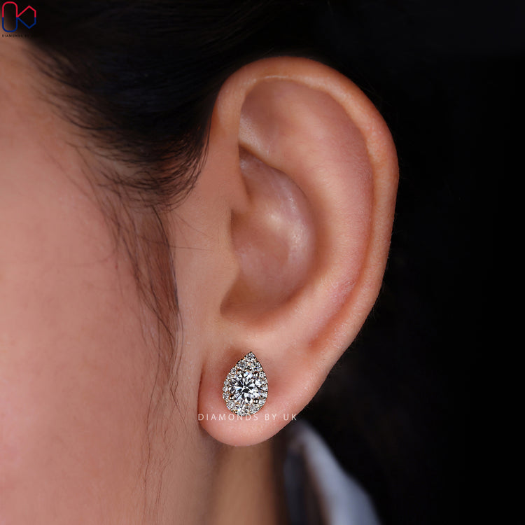Buy diamond earrings that sparkle with IGI-certified brilliance.

