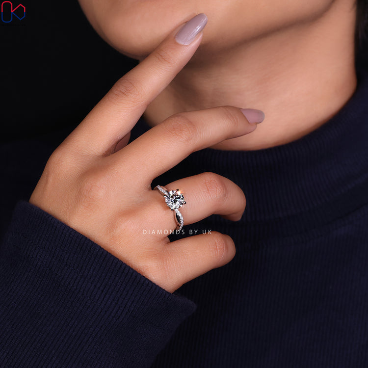 White gold engagement ring featuring a stunning round diamond ring centre.

