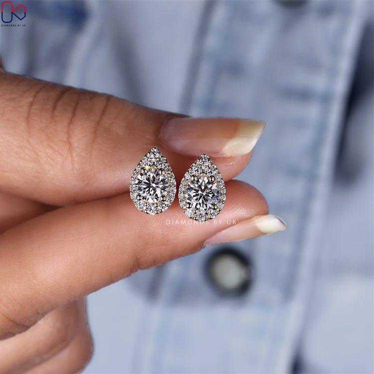 Round diamond earrings with a classic and refined style.

