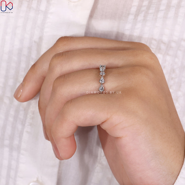 Shop to buy wedding band that blends modern design with timeless charm.