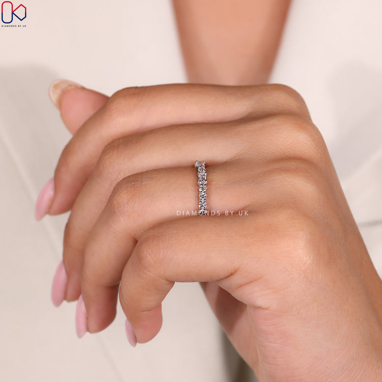 Prong setting band ensuring secure placement and maximum brilliance of diamonds.