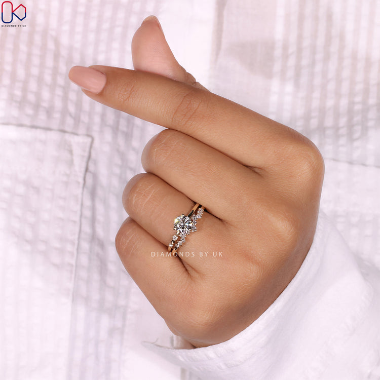 Round diamond bridal set designed for elegance and charm.
