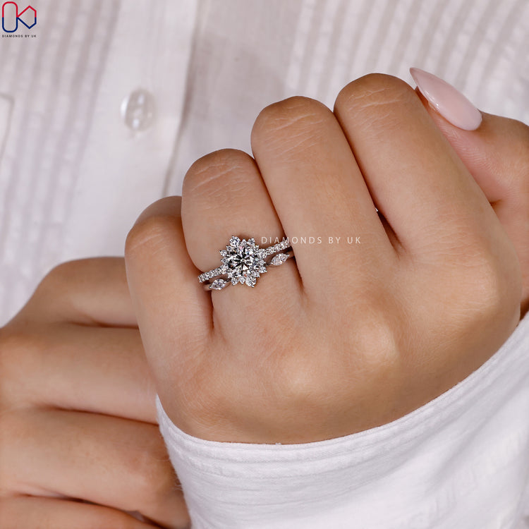 White gold bridal set with a classic and elegant finish.
