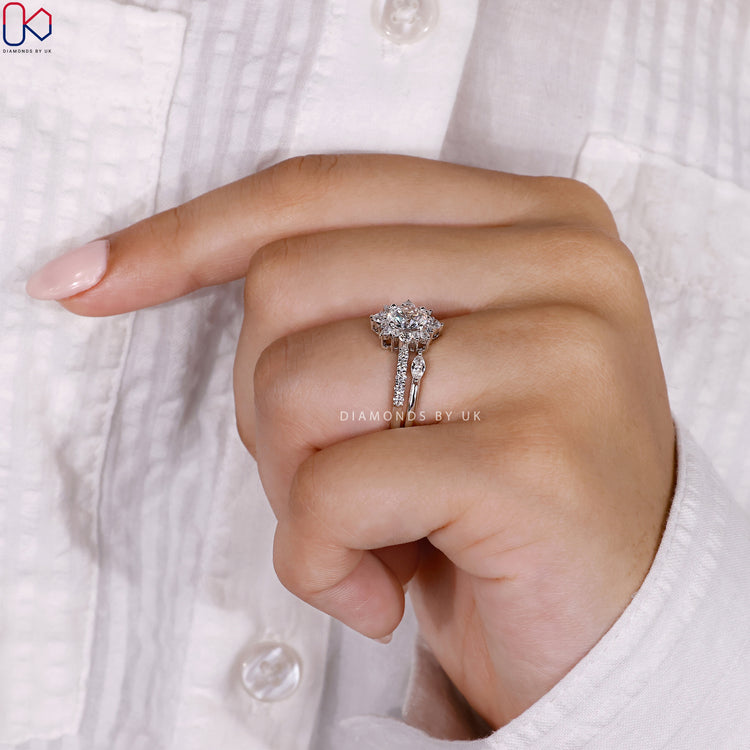 Open gap band with a modern touch for a stylish bridal set.
