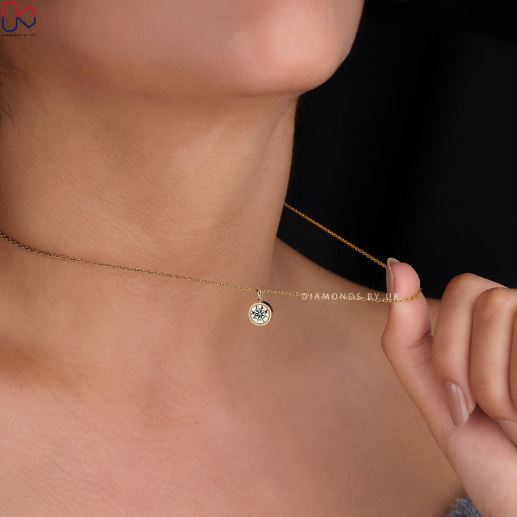 Diamondsbyuk pendant showcasing a brilliant round diamond.
