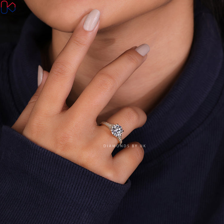 IGI certified round brilliant cut diamond ring for exceptional quality and brilliance.