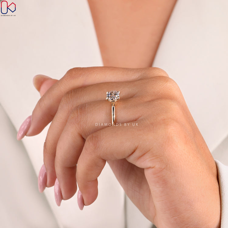 4 prong claw setting secures the diamond beautifully.
