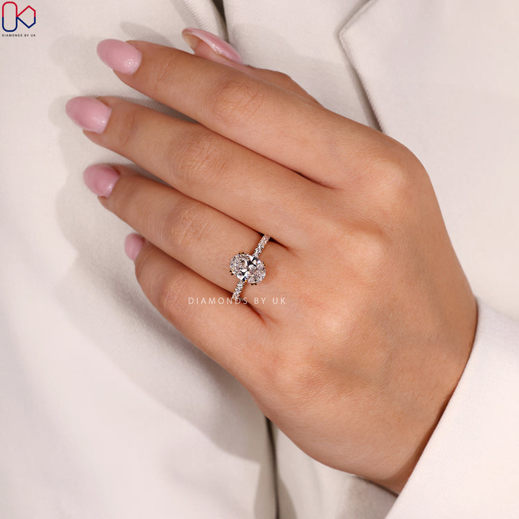 Diamondsbyuk ring showcasing an exquisite round cut diamond.
