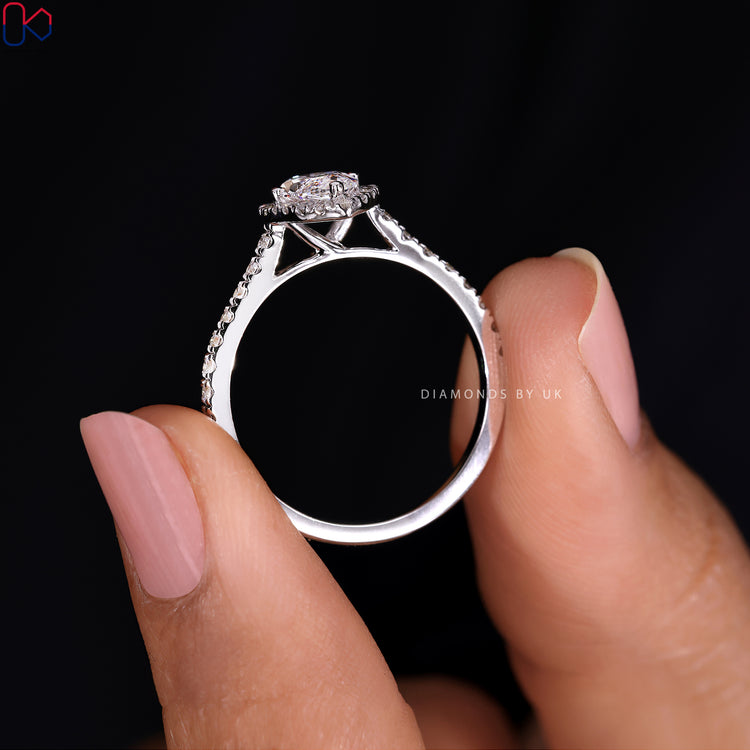 Diamondsbyuk ring featuring a marquise diamond for a timeless look.
