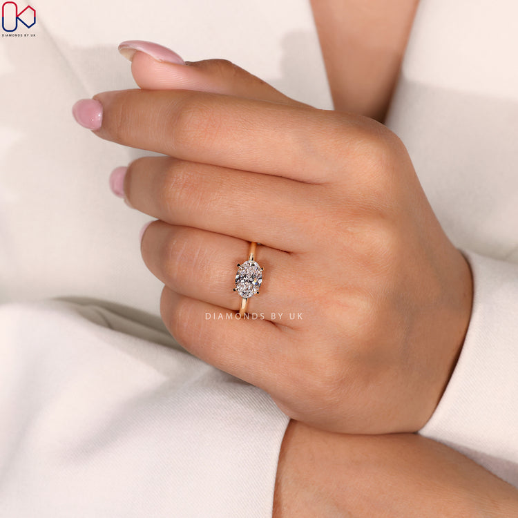 Stylish east to west oval ring for a unique look.
