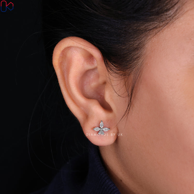 Stunning stud diamond earrings designed for everyday elegance.
