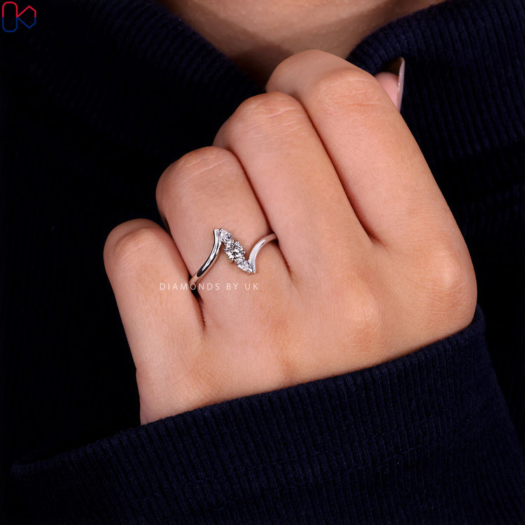 Vertical bar setting ring with diamonds
