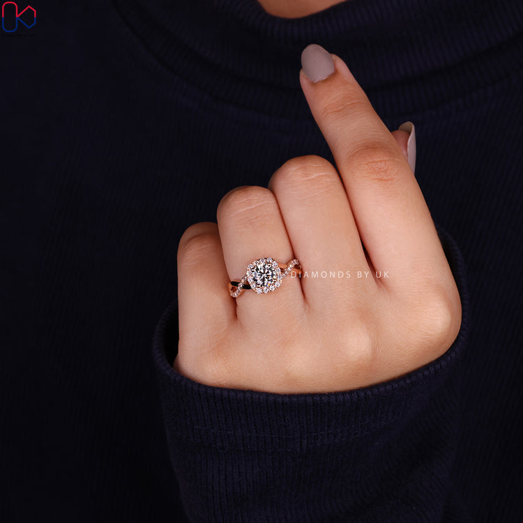 Prong setting round cut diamond ring in white gold.
