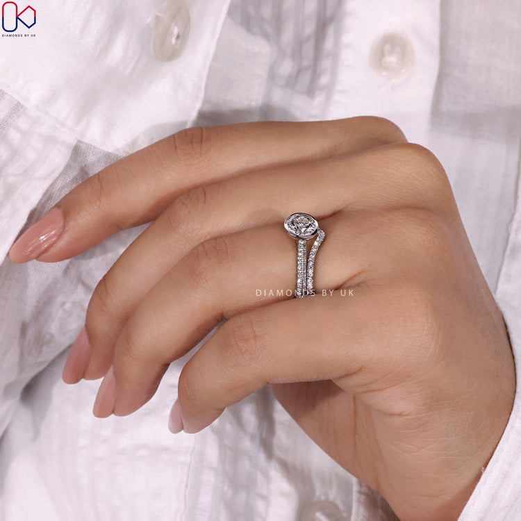 Knife edge shank ring offering a sleek and sophisticated style.
