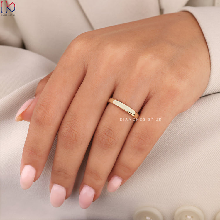 Handmade jewellery with yellow gold wedding band.

