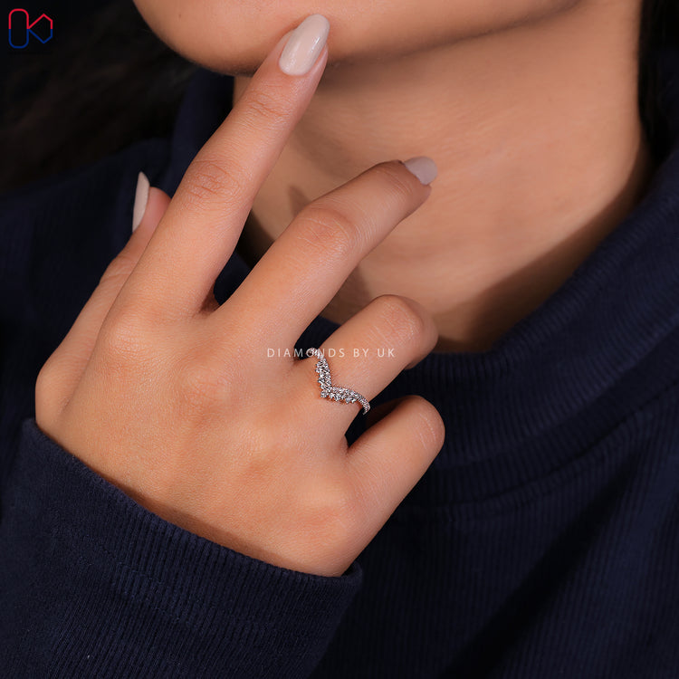 Prong setting band with securely placed diamonds for maximum brilliance.