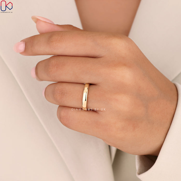 Simple wedding band from Diamondsbyuk wedding band.
