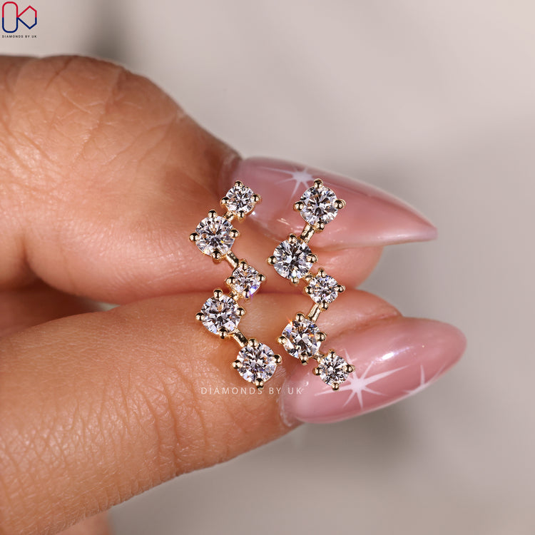Classic round diamond stud earrings that shine beautifully.
