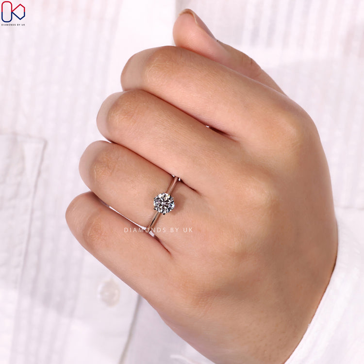 Customizable ring for a personalised touch.
