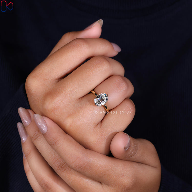 4 Prong Claw Setting showcasing a brilliant diamond.
