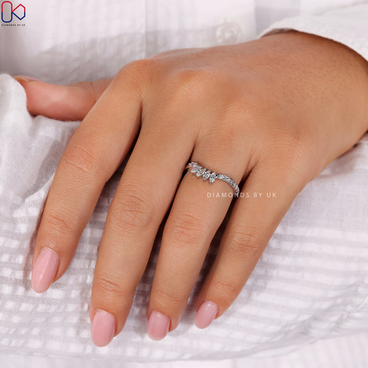 Diamondsbyuk band with a unique tiara design featuring round diamonds.
