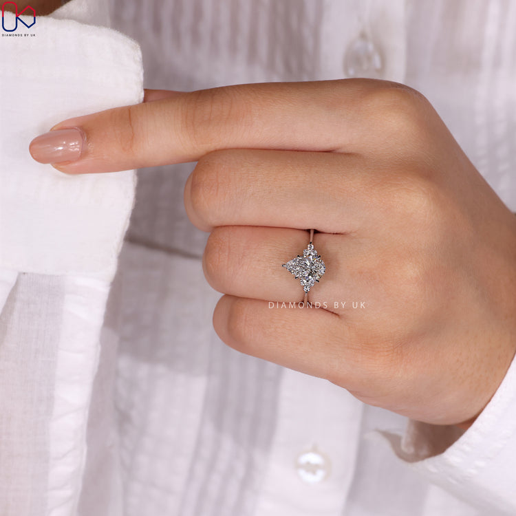 Diamondsbyuk ring with a pear-shaped centre stone.
