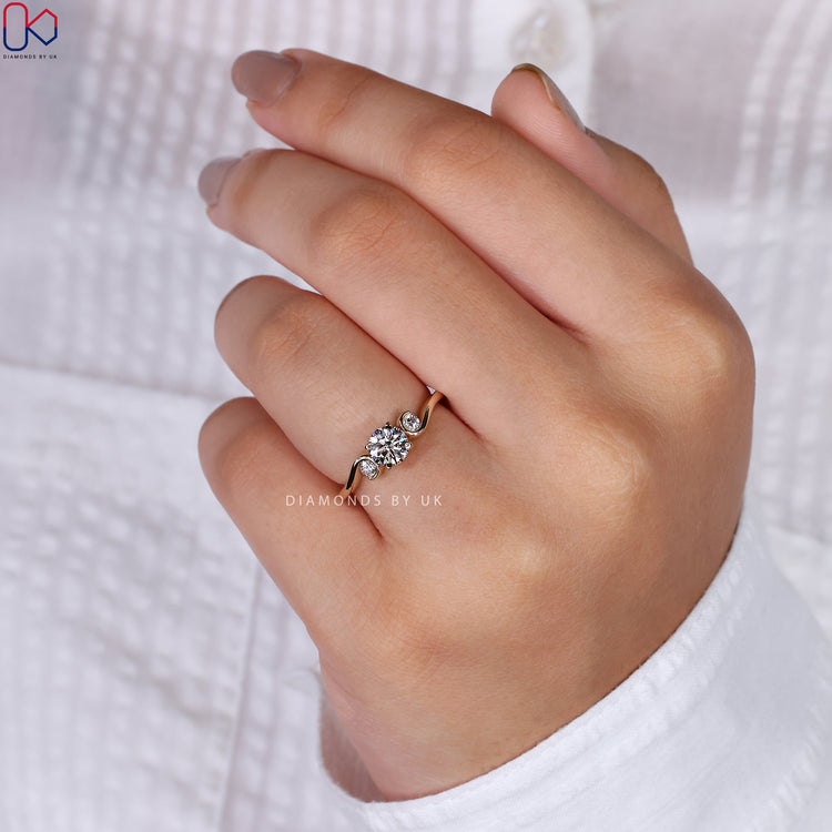 IGI certified diamond ring with a beautiful cut.
