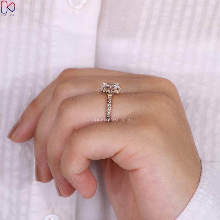 Four claw prong with Diamondsbyuk ring.
