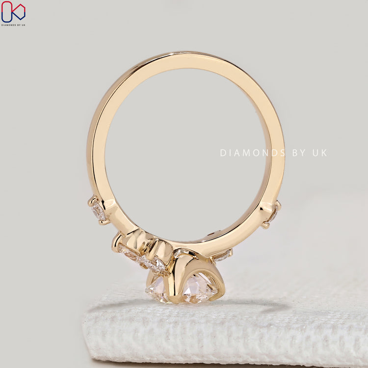 Round cut ring with round diamond cluster style.